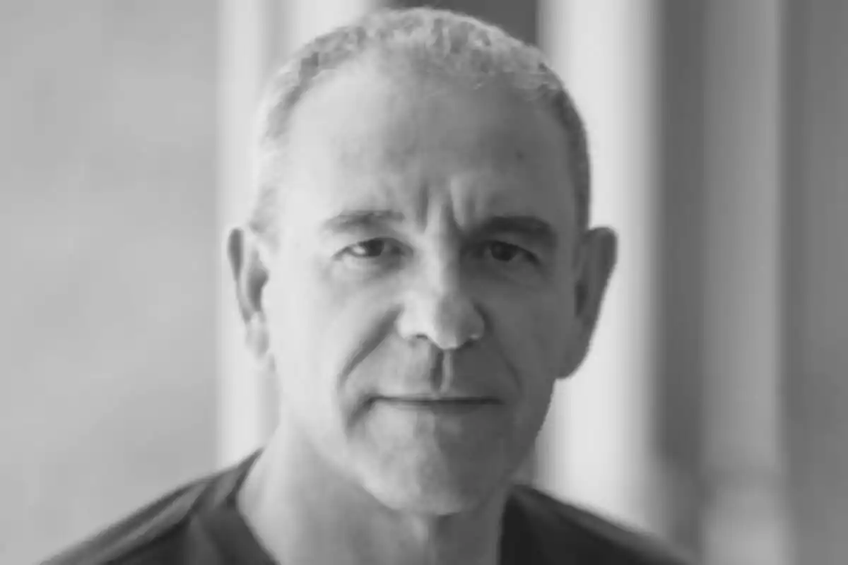 Mario de la Mano de mediana edad con cabello corto y canoso mirando a la cámara en una fotografía en blanco y negro.