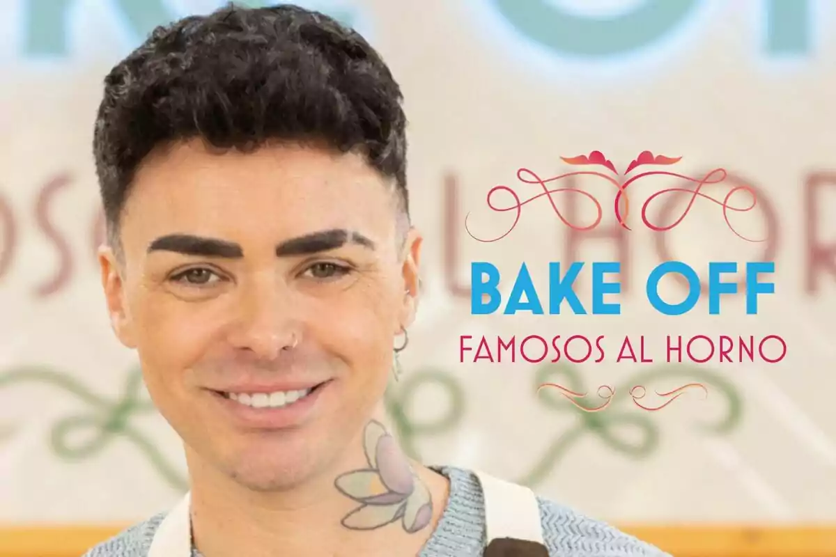 Mario Jefferson somrient amb un tatuatge al coll i un fons que diu "Bake Off Famosos al Forn".