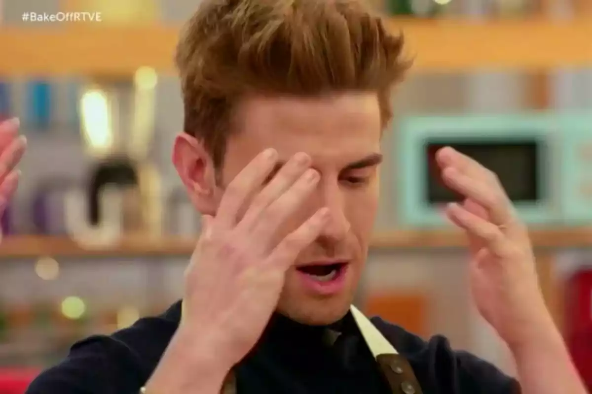 Mario Marzo con delantal parece sorprendido o preocupado mientras se lleva las manos a la cabeza en un entorno de cocina en Bake Off: Famosos al Horno. Mario Marzo con delantal parece sorprendido o preocupado mientras se lleva las manos a la cabeza en un entorno de cocina en Bake Off: Famosos al Horno.