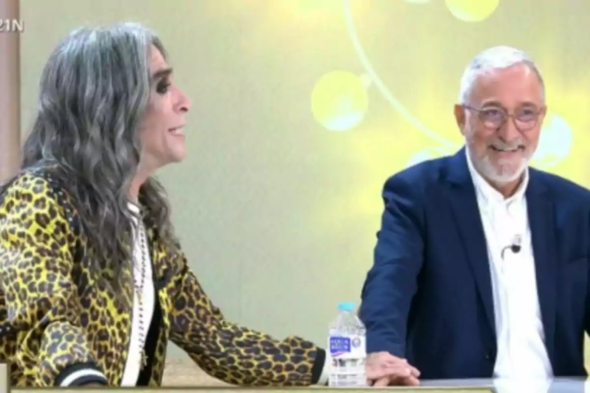 Captura de Xavier Sardà y Mario Vaquerizo sonriendo en el plató de TardeAR Captura de Xavier Sardà y Mario Vaquerizo sonriendo en el plató de TardeAR