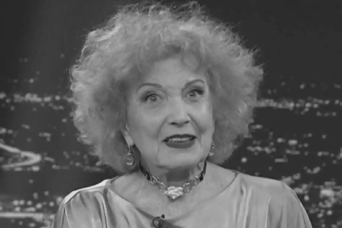 Marisa Paredes mayor con cabello rizado y expresión sonriente en una imagen en blanco y negro.