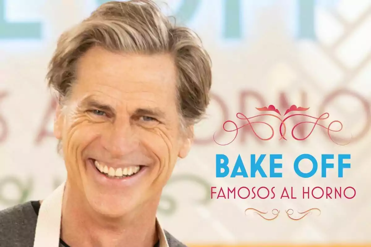 Mark Vanderloo somrient amb el logotip de "Bake Off Famosos al Forn" al seu costat.