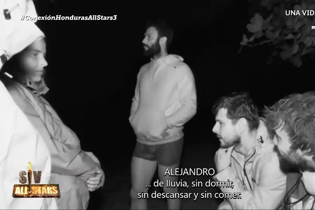 Captura de los concursantes de Supervivientes por la noche mientras llovía: Alejandro Nieto, Logan Sampedro, Marta Peñate y Jorge Pérez Captura de los concursantes de Supervivientes por la noche mientras llovía: Alejandro Nieto, Logan Sampedro, Marta Peñate y Jorge Pérez