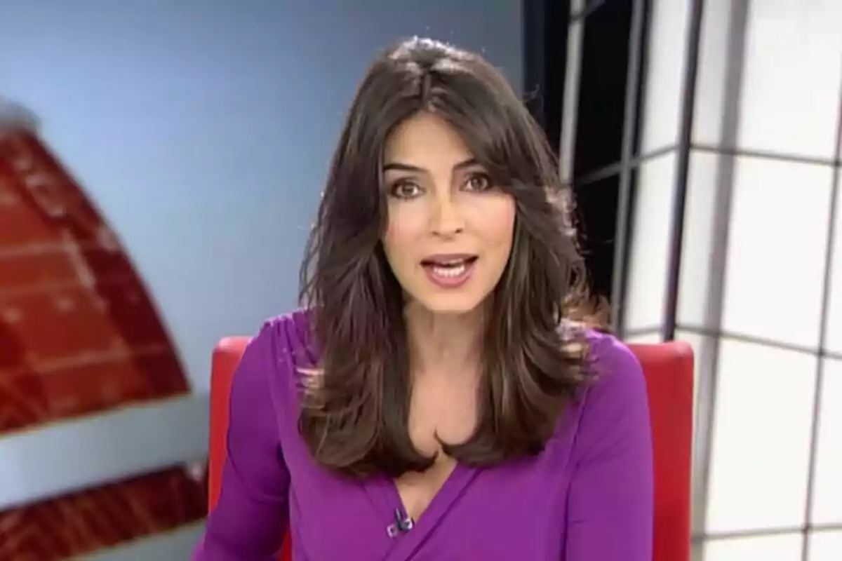 Marta Fernández con cabello oscuro y suelto, vistiendo una blusa morada, hablando frente a una cámara en un estudio de Noticias Cuatro. Marta Fernández con cabello oscuro y suelto, vistiendo una blusa morada, hablando frente a una cámara en un estudio de Noticias Cuatro.