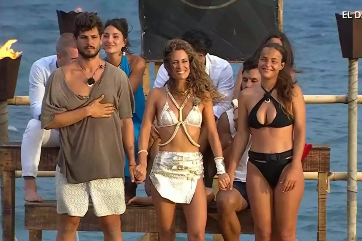 Captura d'Alejandro Nieto i Marta Peñate en una plataforma al mar a la final de Supervivientes al costat de Laura Madrueño