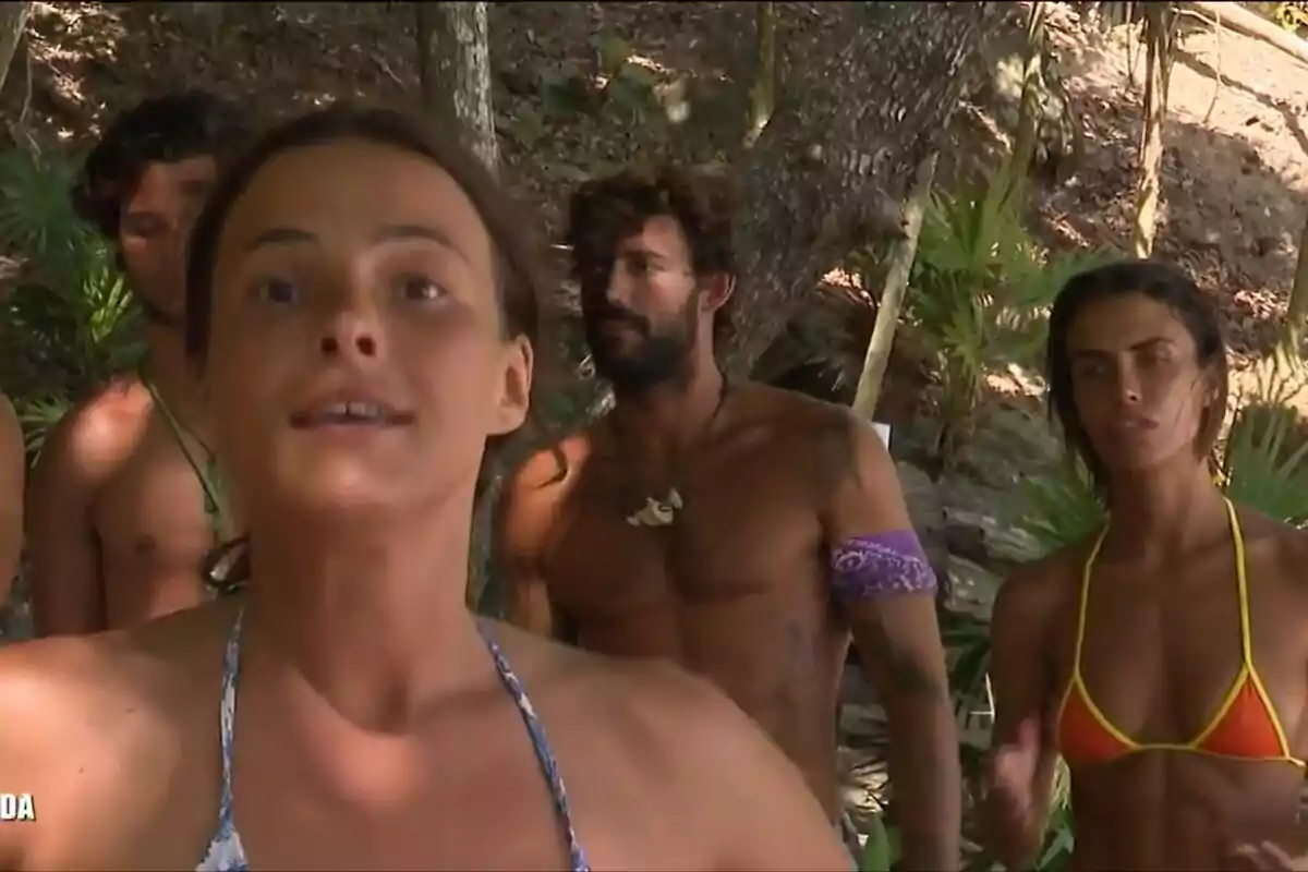 Captura de Marta Peñate discutiendo en un primer plano en la isla de Supervivientes con Sofía Suescun y Logan Sampedro de fondo Captura de Marta Peñate discutiendo en un primer plano en la isla de Supervivientes con Sofía Suescun y Logan Sampedro de fondo