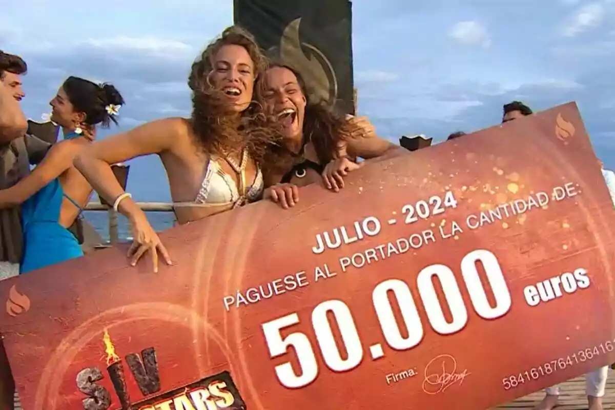 Captura de Marta Peñate sujetando el cheque de 50.000 euros como ganadora de Supervivientes All Stars junto a Laura Madrueño Captura de Marta Peñate sujetando el cheque de 50.000 euros como ganadora de Supervivientes All Stars junto a Laura Madrueño