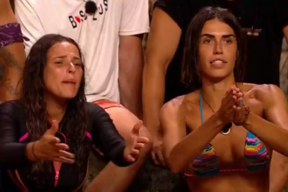 Captura de Sofía Suescun y Marta Peñate discutiendo con los brazos levantados en la palapa de Supervivientes Captura de Sofía Suescun y Marta Peñate discutiendo con los brazos levantados en la palapa de Supervivientes