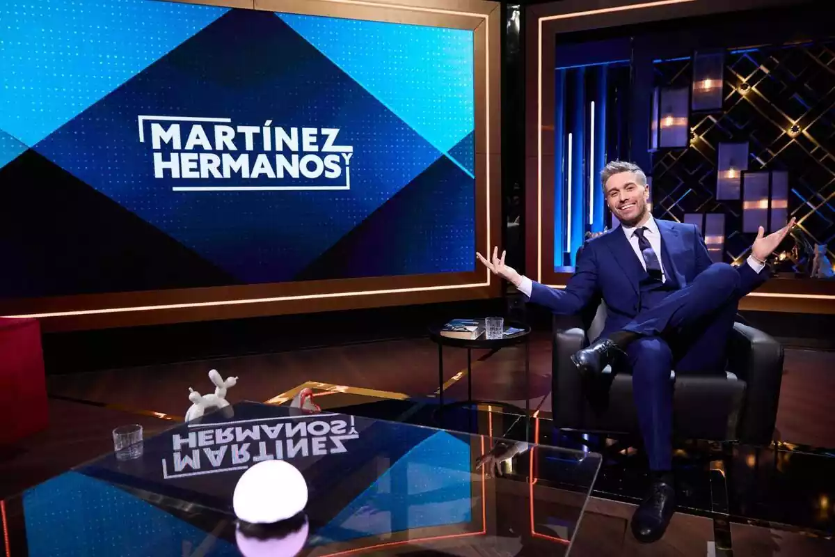 Fotografía de Dani Martínez sentado en el sillón de Martínez y Hermanos en Cuatro Fotografía de Dani Martínez sentado en el sillón de Martínez y Hermanos en Cuatro