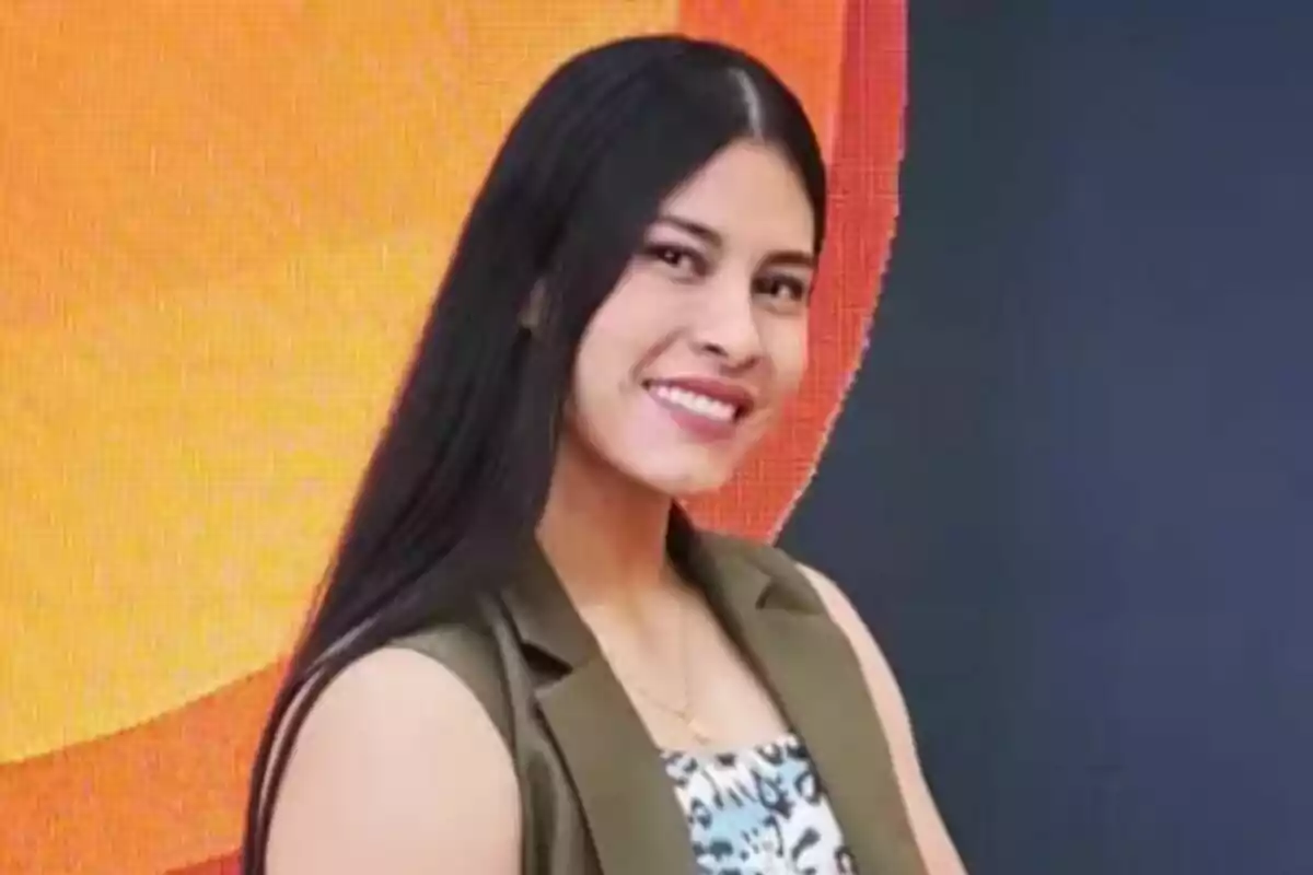 Maryan Gómez con cabello largo y lacio sonriendo frente a un fondo colorido. Maryan Gómez con cabello largo y lacio sonriendo frente a un fondo colorido.