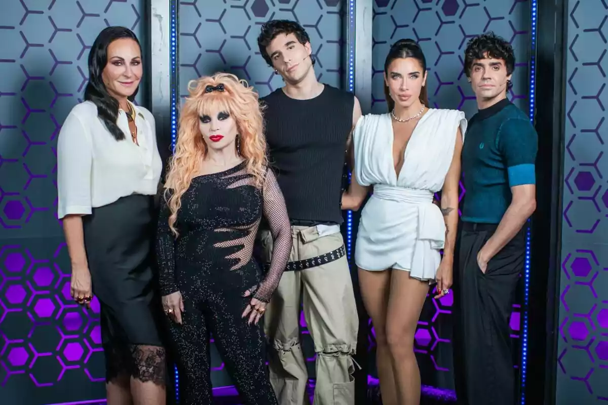 Ana Milán, Alaska, Javier Calvo, Pilar Rubio y Javier Ambrossi posan juntas frente a un fondo con diseño geométrico y luces azules en Mask Singer. Ana Milán, Alaska, Javier Calvo, Pilar Rubio y Javier Ambrossi posan juntas frente a un fondo con diseño geométrico y luces azules en Mask Singer.