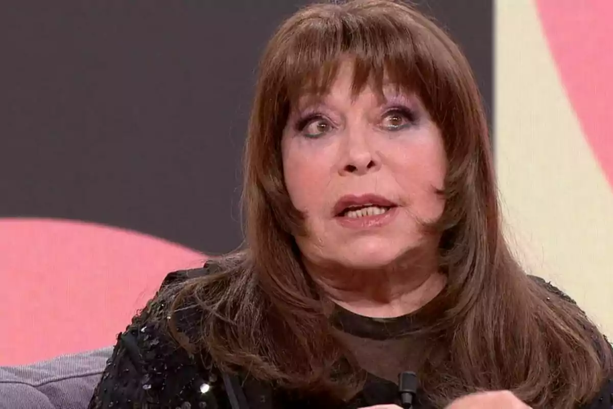 Massiel con cabello castaño y maquillaje oscuro está hablando en 'Y ahora Sonsoles'.