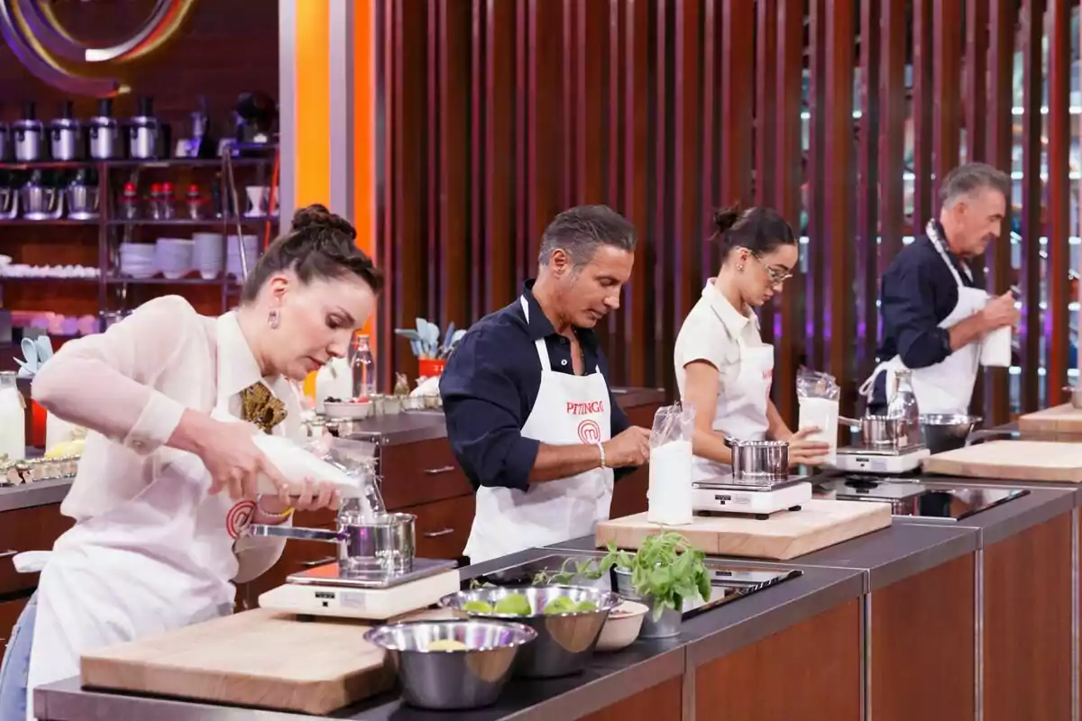 Pitingo, Inés Hernand, Marina Rivers y Francis Lorenzo cocinan concentradas en la final de MasterChef Celebrity, cada una en su estación de trabajo con ingredientes y utensilios. Pitingo, Inés Hernand, Marina Rivers y Francis Lorenzo cocinan concentradas en la final de MasterChef Celebrity, cada una en su estación de trabajo con ingredientes y utensilios.