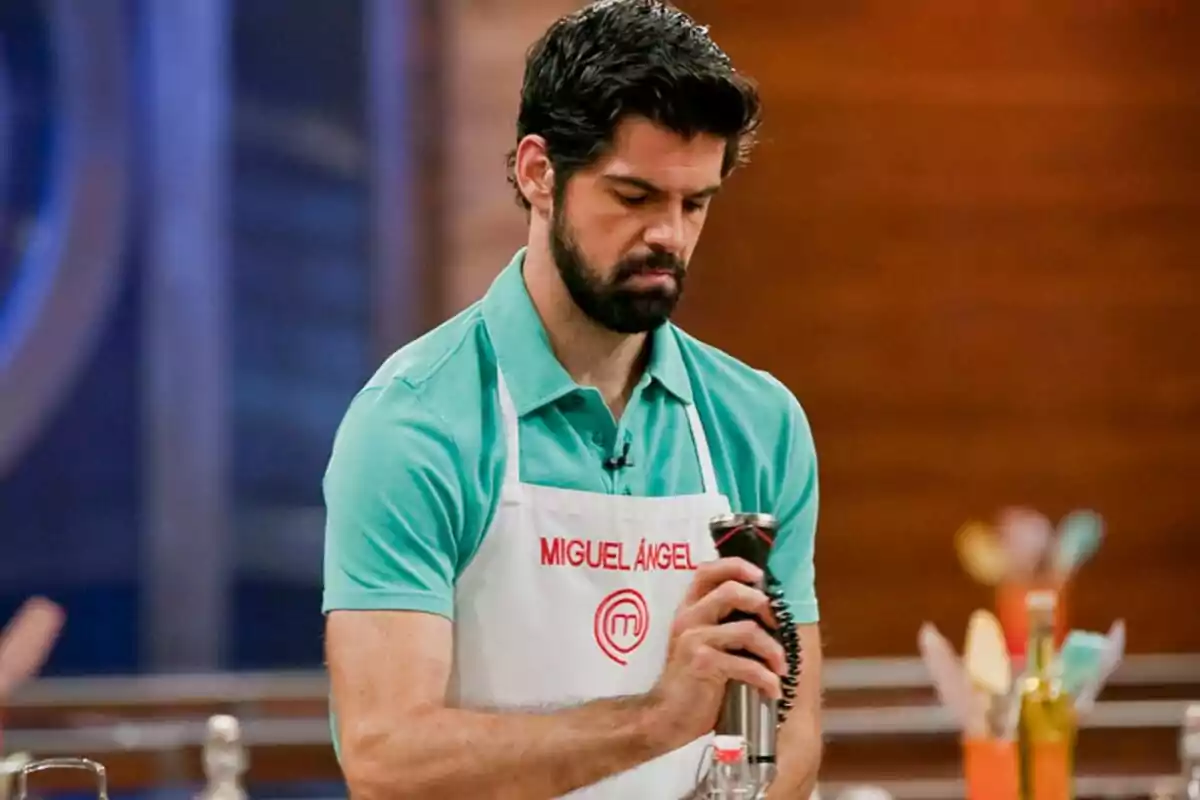 Captura de 'MasterChef' amb Miguel Ángel Muñoz seriós mirant cap avall, un davantal blanc i un turmix a la mà Captura de 'MasterChef' amb Miguel Ángel Muñoz seriós mirant cap avall, un davantal blanc i un turmix a la mà