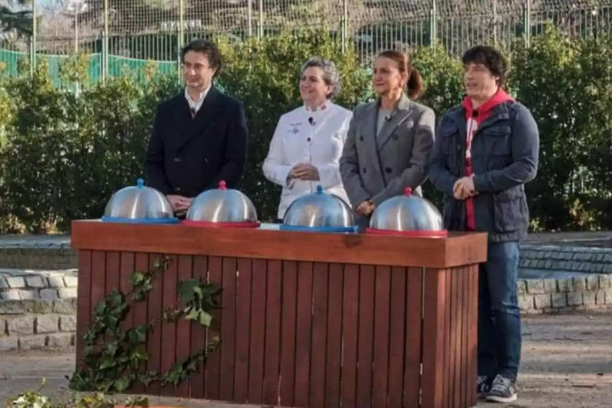 Captura de 'MasterChef' con Pepe Rodríguez, Samantha Vallejo-Nágera y Jordi Cruz delante de una mesa con platos tapados Captura de 'MasterChef' con Pepe Rodríguez, Samantha Vallejo-Nágera y Jordi Cruz delante de una mesa con platos tapados