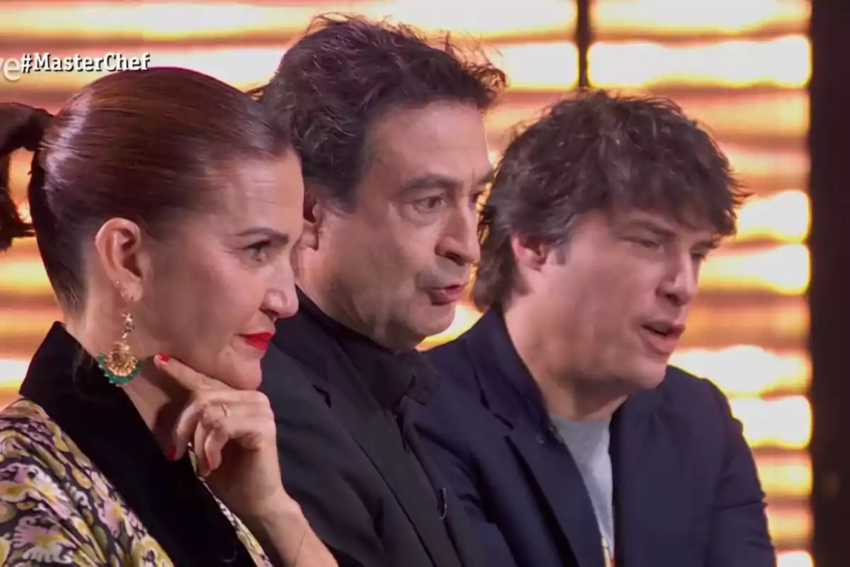 Samantha Vallejo-Nágera, Pepe Rodríguez y Jordi Cruz observando atentamente en un set de televisión con el logo de MasterChef en la esquina.