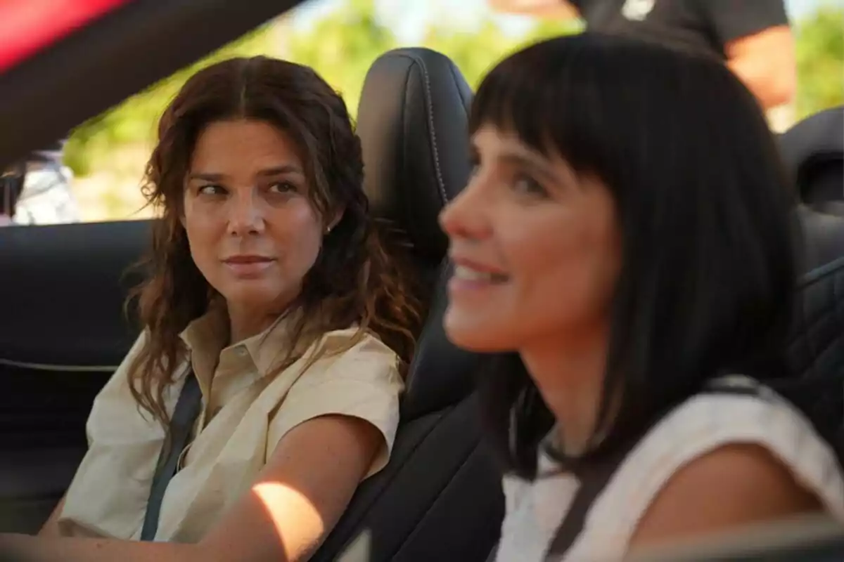 Dos mujeres sentadas en un coche, una mirando a la otra con una expresión seria, en el rodaje de la serie Matices Dos mujeres sentadas en un coche, una mirando a la otra con una expresión seria, en el rodaje de la serie Matices