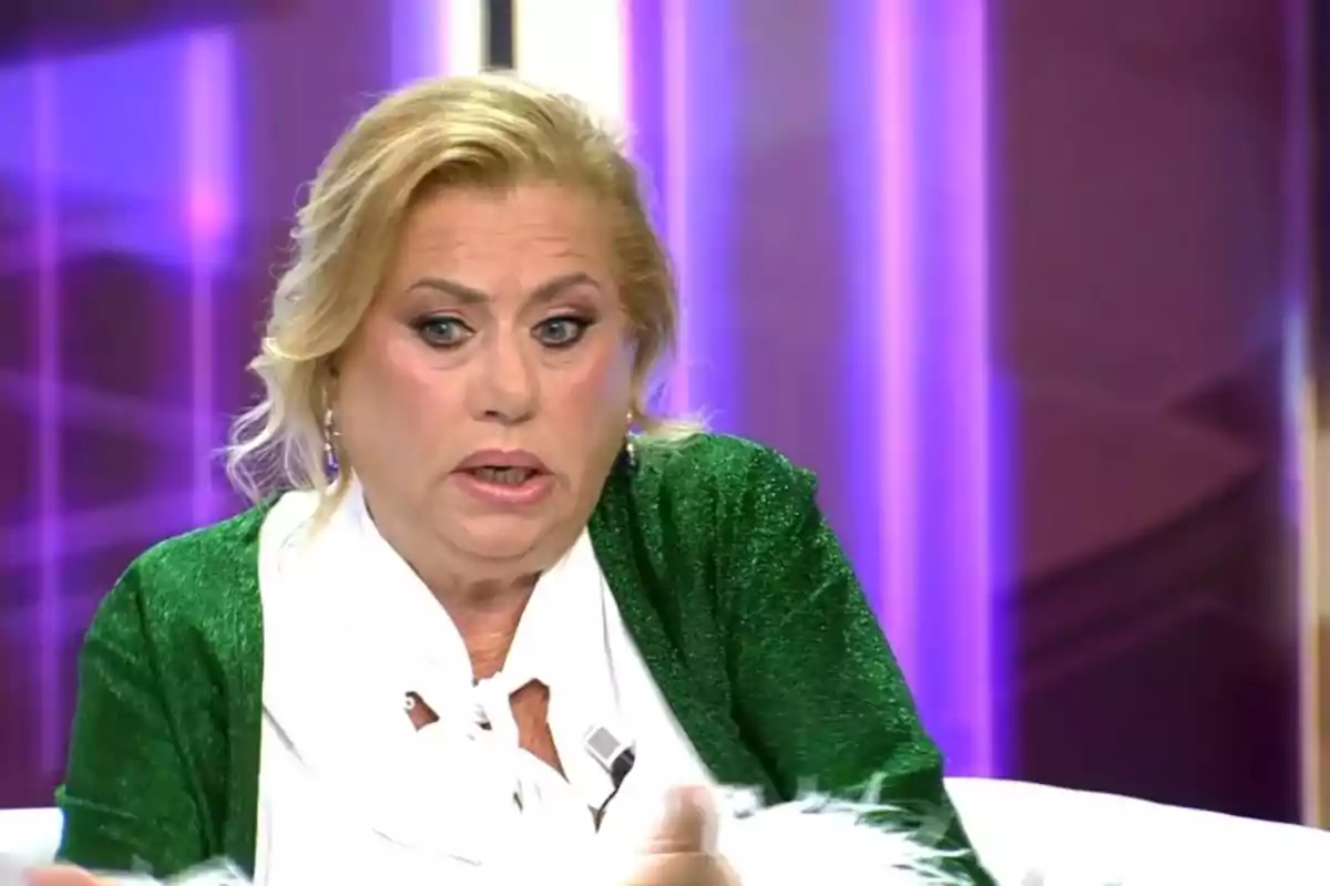 Mayte Zaldívar, con cabello rubio y chaqueta verde, hablando en '¡De Viernes!' tras la muerte de Julián Muñoz Mayte Zaldívar, con cabello rubio y chaqueta verde, hablando en '¡De Viernes!' tras la muerte de Julián Muñoz