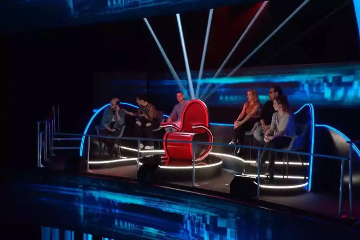 Captura de la promo de Mental Masters con los concursantes sentados: Rosa López, Santiago Segura, Eduardo Casanova, Kira Miró, Paco Tous y Leticia Dolera Captura de la promo de Mental Masters con los concursantes sentados: Rosa López, Santiago Segura, Eduardo Casanova, Kira Miró, Paco Tous y Leticia Dolera