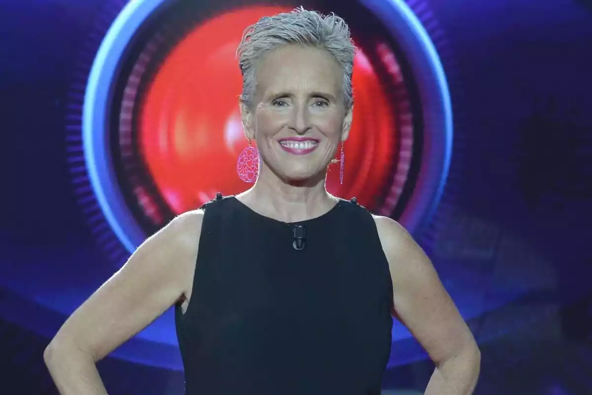 Fotografia de Mercedes Milá somrient com a presentadora de Gran Hermano Fotografia de Mercedes Milá somrient com a presentadora de Gran Hermano