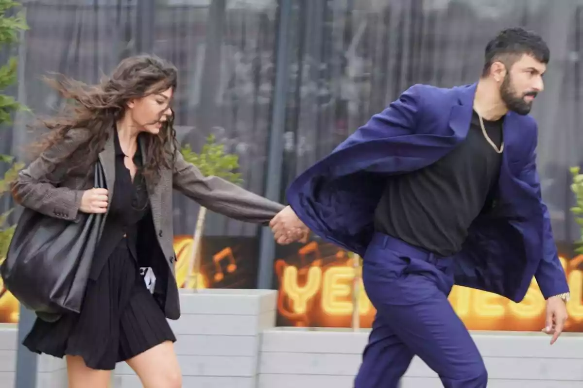 Fotografía de Demet Ozdemir y Engin Akyürek como protagonistas de Mi nombre es Farah en Divinity Fotografía de Demet Ozdemir y Engin Akyürek como protagonistas de Mi nombre es Farah en Divinity