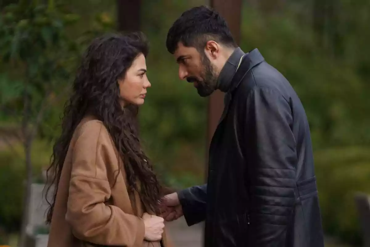 Fotografía de Demet Ozdemir y Engin Akyürek como protagonistas de Mi nombre es Farah en Divinity Fotografía de Demet Ozdemir y Engin Akyürek como protagonistas de Mi nombre es Farah en Divinity