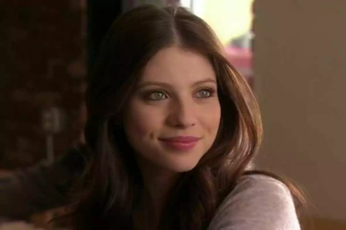 Michelle Trachtenberg amb cabell castany i ulls clars somriu mentre mira cap a un costat.