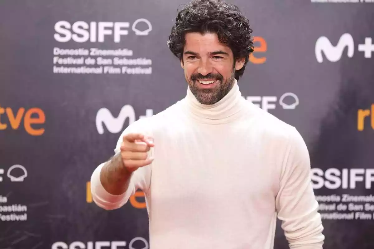 Miguel Ángel Muñoz sonriendo, señalando con el dedo y con un jersey blanco de cuello alto Miguel Ángel Muñoz sonriendo, señalando con el dedo y con un jersey blanco de cuello alto