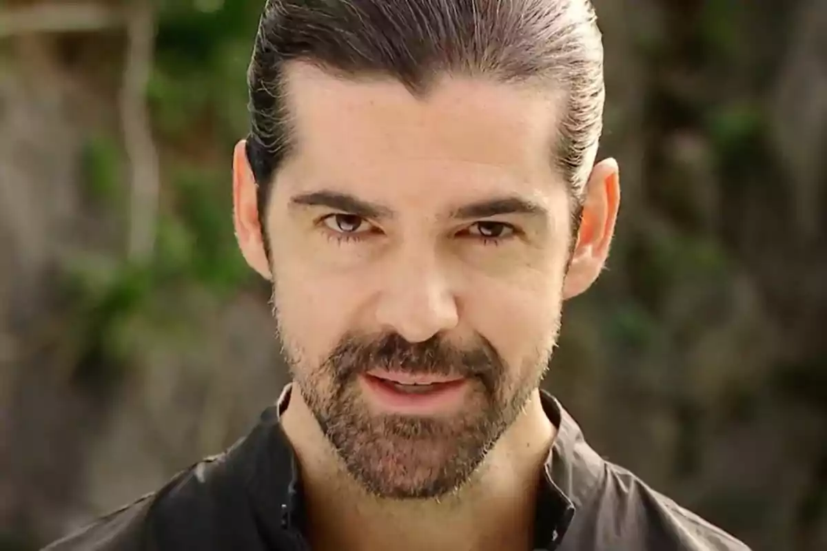 Miguel Ángel Muñoz amb barba i cabell recollit mirant a la càmera a la promo de Pekin Express. Miguel Ángel Muñoz amb barba i cabell recollit mirant a la càmera a la promo de Pekin Express.