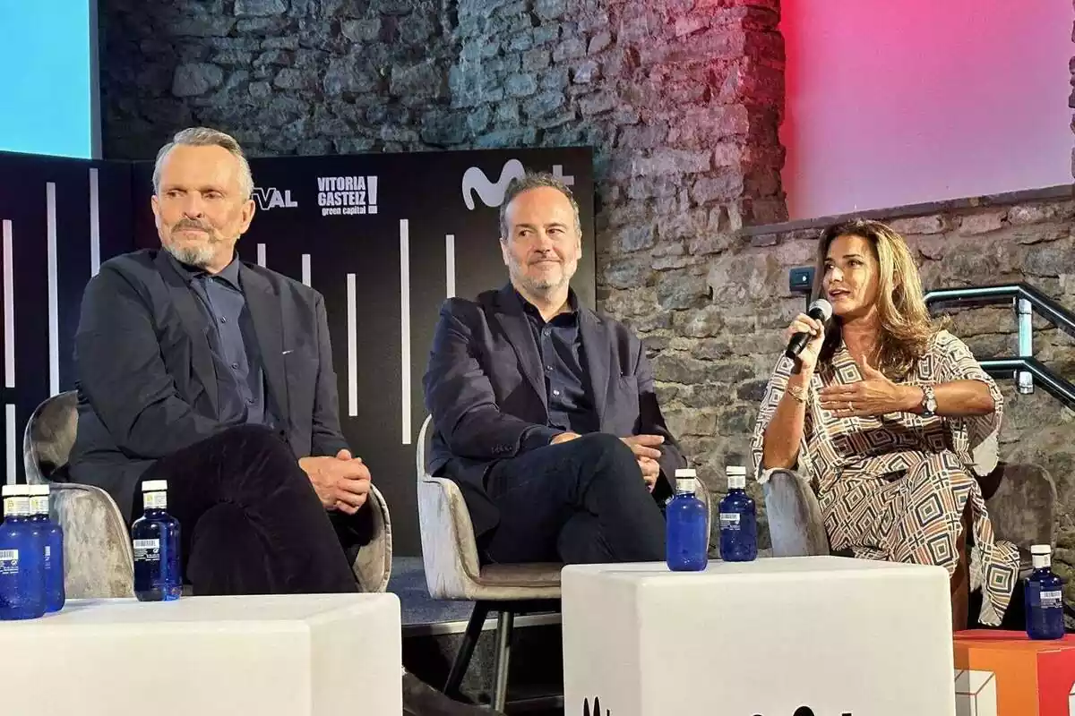 Presentación de Bosé Renacido con Miguel, Macarena Rey y Jorge Ortiz de Landázuri en el FesTVal Presentación de Bosé Renacido con Miguel, Macarena Rey y Jorge Ortiz de Landázuri en el FesTVal