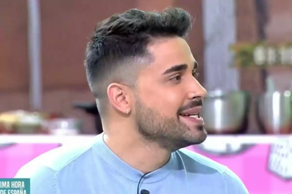 Miguel Frigenti con barba y cabello corto sonríe mientras está en Fiesta. Miguel Frigenti con barba y cabello corto sonríe mientras está en Fiesta.