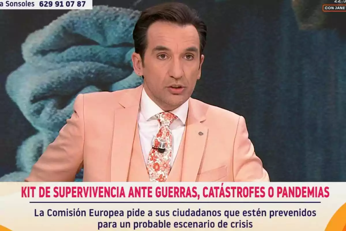 Miguel Lago de televisión con traje color salmón en Y ahora Sonsoles habla sobre un kit de supervivencia ante guerras, catástrofes o pandemias, mientras un texto en pantalla menciona que la Comisión Europea pide a sus ciudadanos estar preparados para un probable escenario de crisis. Miguel Lago de televisión con traje color salmón en Y ahora Sonsoles habla sobre un kit de supervivencia ante guerras, catástrofes o pandemias, mientras un texto en pantalla menciona que la Comisión Europea pide a sus ciudadanos estar preparados para un probable escenario de crisis.