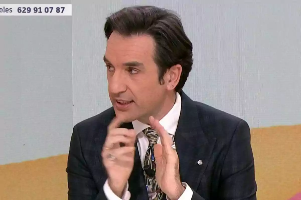 Miguel Lago con traje oscuro y corbata estampada gesticula mientras habla en un entorno de estudio de Y ahora Sonsoles. Miguel Lago con traje oscuro y corbata estampada gesticula mientras habla en un entorno de estudio de Y ahora Sonsoles.