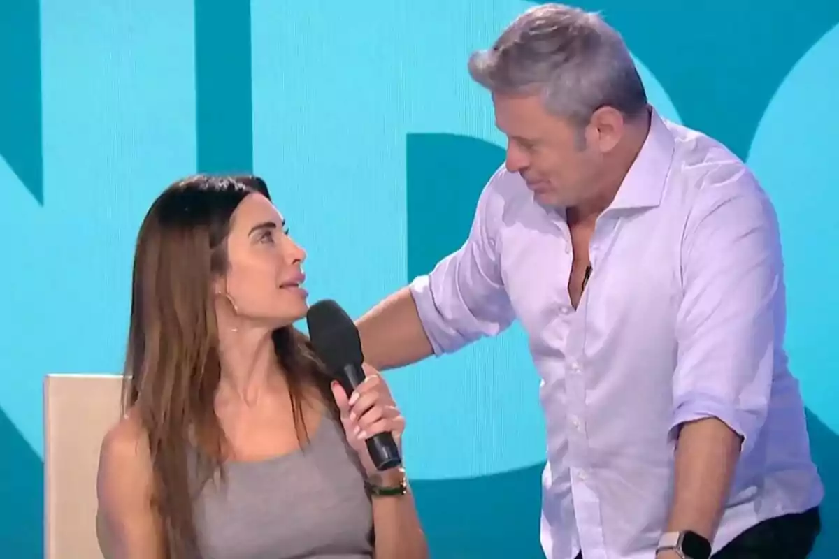 Captura de Pilar Rubio amb un micròfon a la mà mira Miki Nadal que està dret al seu costat a Zapeando Captura de Pilar Rubio amb un micròfon a la mà mira Miki Nadal que està dret al seu costat a Zapeando