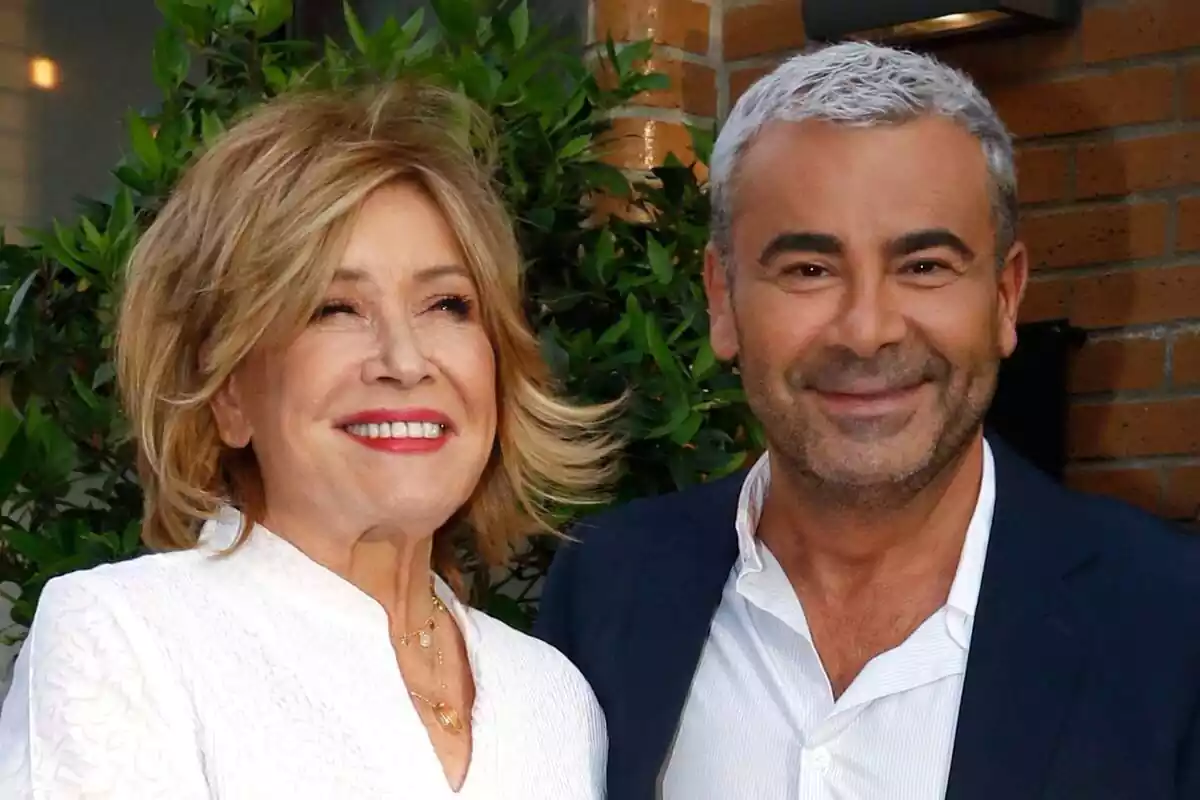 Mila Ximénez y Jorge Javier Vázquez posando sonrientes en la calle en una foto de archivo de 2019 Mila Ximénez y Jorge Javier Vázquez posando sonrientes en la calle en una foto de archivo de 2019