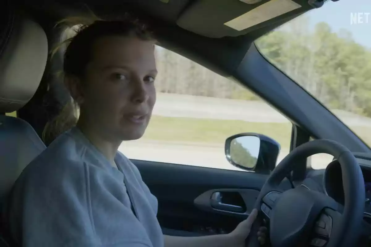 Fotografía de Millie Bobby Brown conduciendo un coche en el rodaje de la quinta temporada de Stranger Things Fotografía de Millie Bobby Brown conduciendo un coche en el rodaje de la quinta temporada de Stranger Things