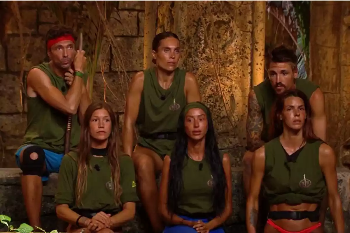 Captura de un grupo de Supervivientes en la palapa: Ángel Cristo JR, Blanca Manchó, Gorka Ibarguren, Miri Pérez Cabrero, Aurah Ruiz y Laura Matamoros Captura de un grupo de Supervivientes en la palapa: Ángel Cristo JR, Blanca Manchó, Gorka Ibarguren, Miri Pérez Cabrero, Aurah Ruiz y Laura Matamoros