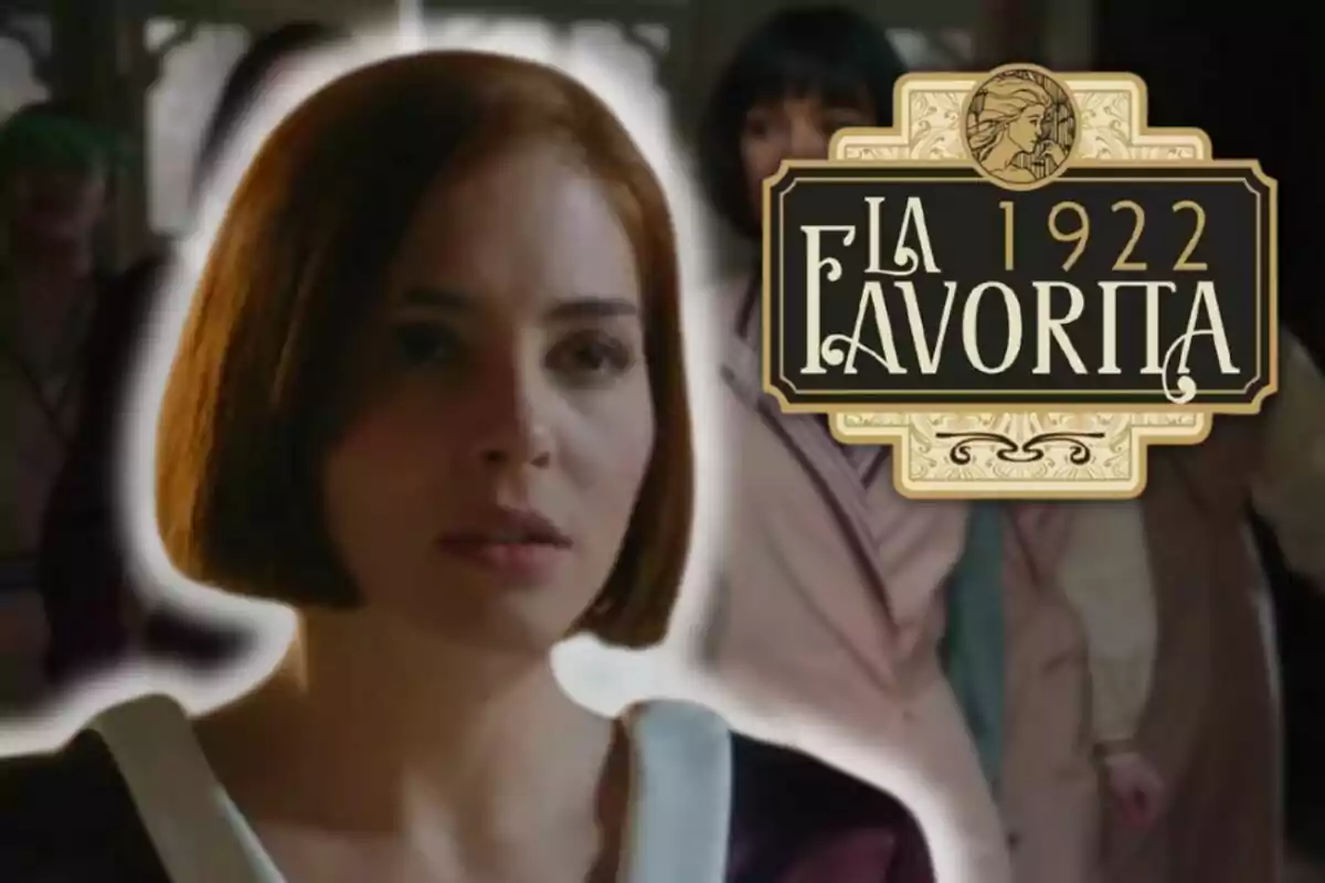 Andrea Duro de cabell curt i castany apareix en primer pla amb un cartell que diu "La Favorita 1922" al fons.