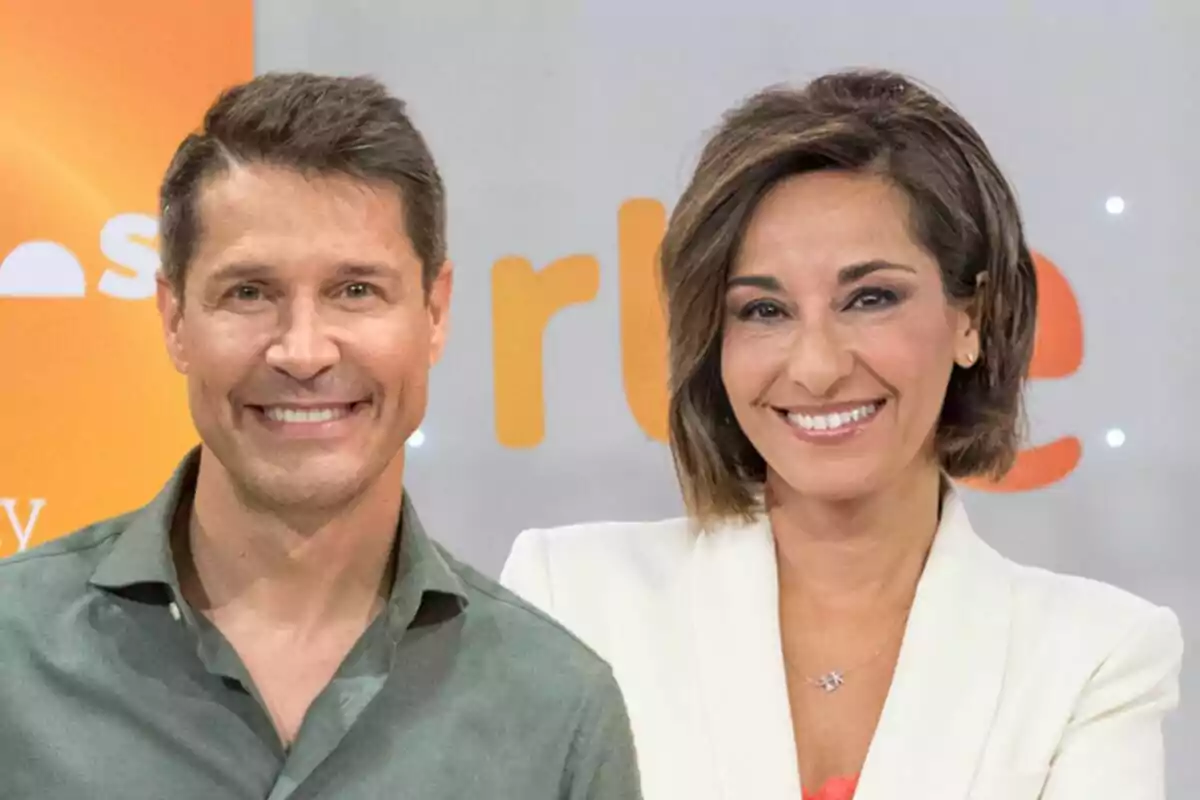 Jaime Cantizano y Adela González sonrientes posando frente a un fondo con letras naranjas. Jaime Cantizano y Adela González sonrientes posando frente a un fondo con letras naranjas.