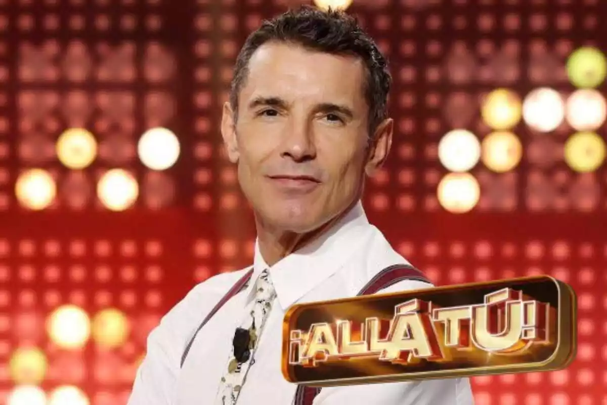 Montaje de Jesús Vázquez con rostro neutro, camisa blanca y tirantes y el logo de 'Allá Tú'