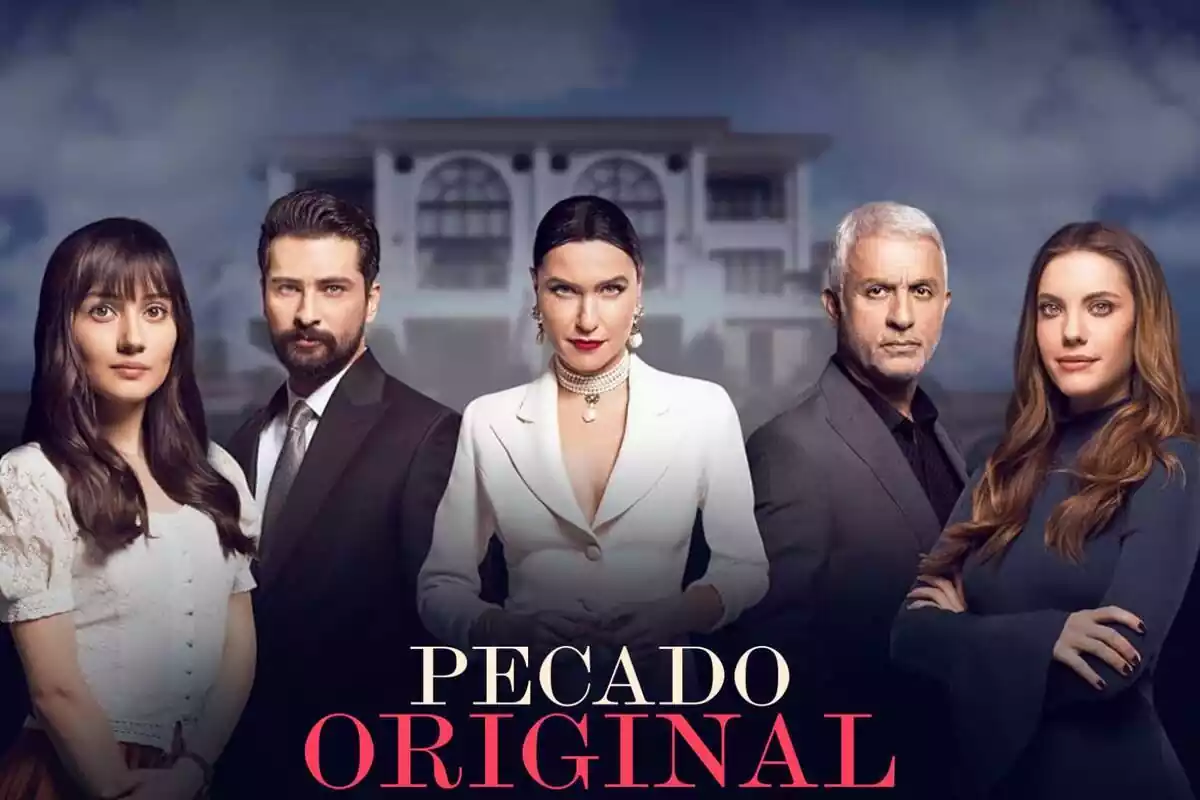Montaje con los personajes de 'Pecado Original' con una casa al fondo y el logo de la serie Montaje con los personajes de 'Pecado Original' con una casa al fondo y el logo de la serie