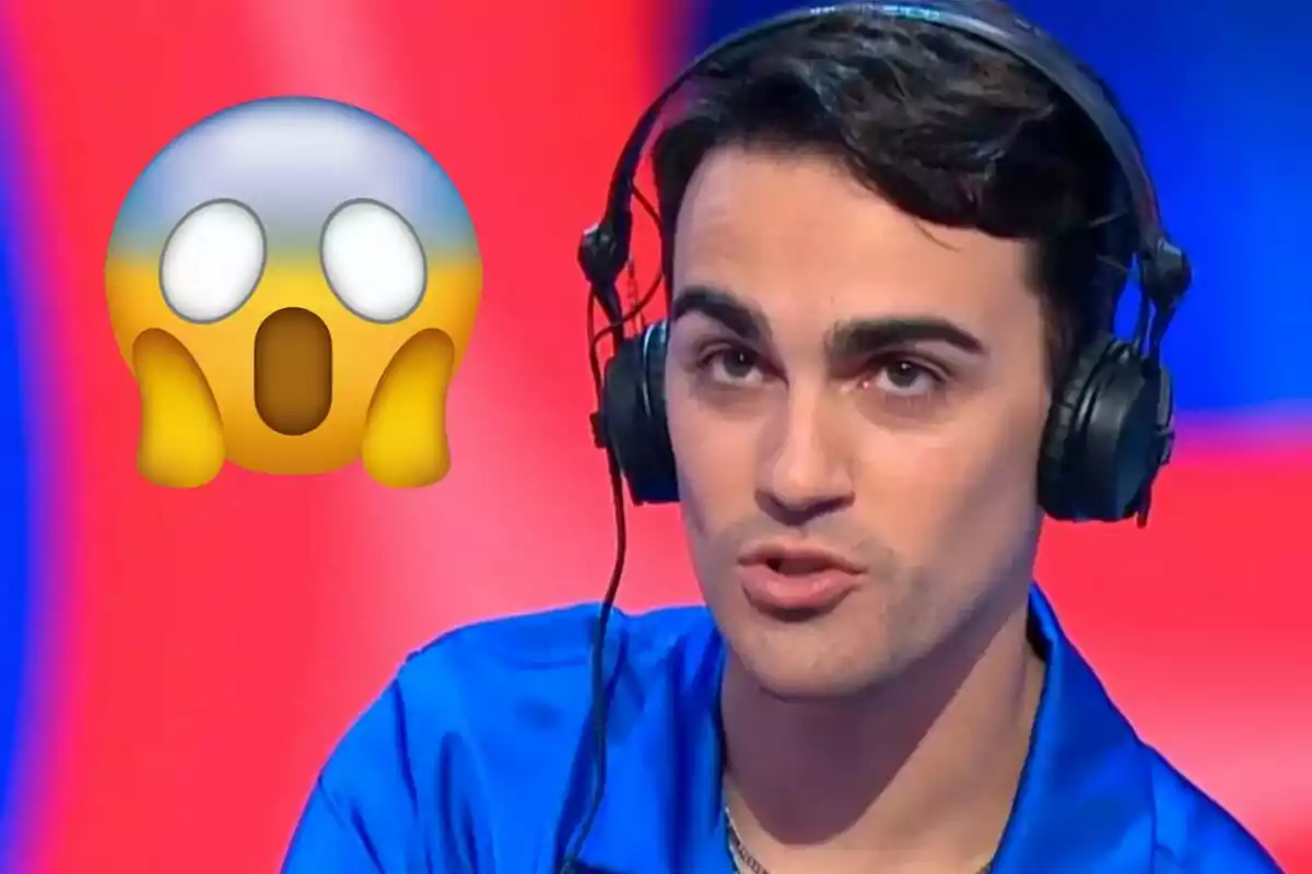 Borjamina con auriculares y una expresión de sorpresa junto a un emoji de cara asombrada sobre un fondo colorido.