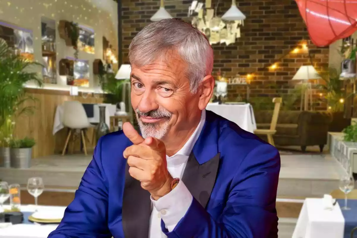 Muntatge de Carlos Sobera somrient assenyalant amb el dit i de fons el restaurant de 'First Dates' Muntatge de Carlos Sobera somrient assenyalant amb el dit i de fons el restaurant de 'First Dates'
