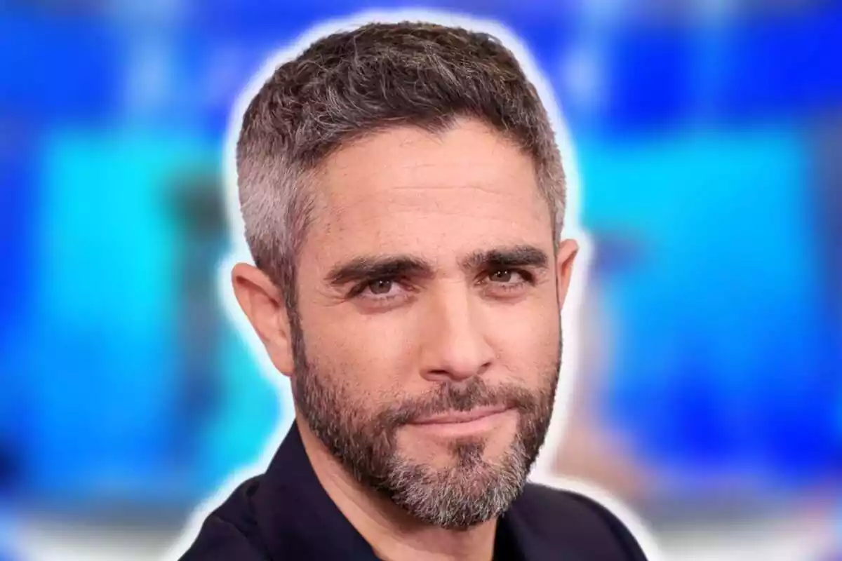Montaje de fotos de primer plano de Roberto Leal, con rostro serio, mirando a cámara y el plató de 'Pasapalabra' de fondo