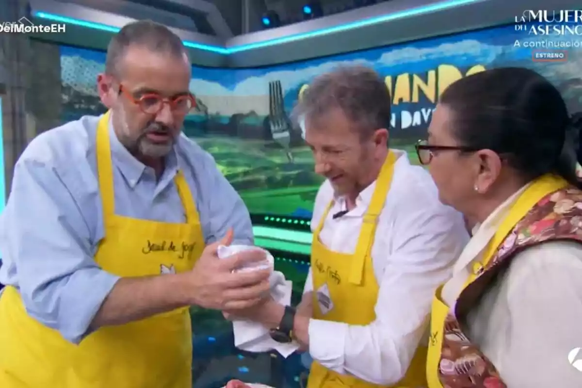 David de Jorge, Pablo Motos y María del Monte con delantales amarillos están participando en una actividad culinaria en 'El Hormiguero', donde uno de ellos parece estar ayudando a los demás con una tarea relacionada con la cocina.