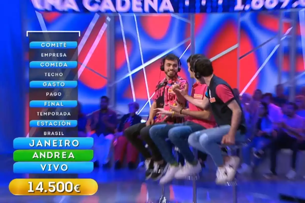 Plano general de los Mozos de Arousa en el plató de 'Reacción en Cadena', un programa de Telecinco Plano general de los Mozos de Arousa en el plató de 'Reacción en Cadena', un programa de Telecinco