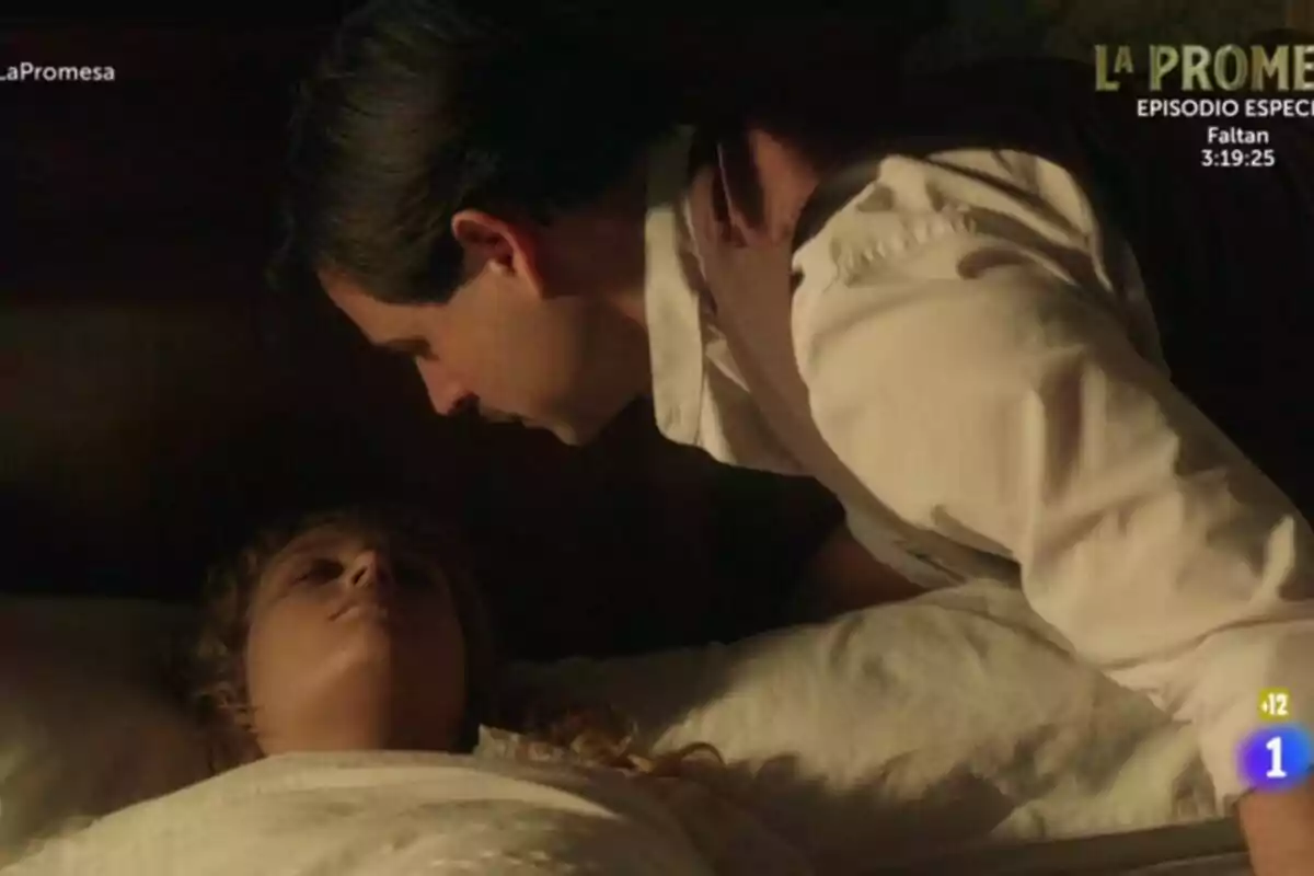Arturo Sancho inclinado sobre Ana Garcés que está acostada en una cama, en una escena de La Promesa. Arturo Sancho inclinado sobre Ana Garcés que está acostada en una cama, en una escena de La Promesa.