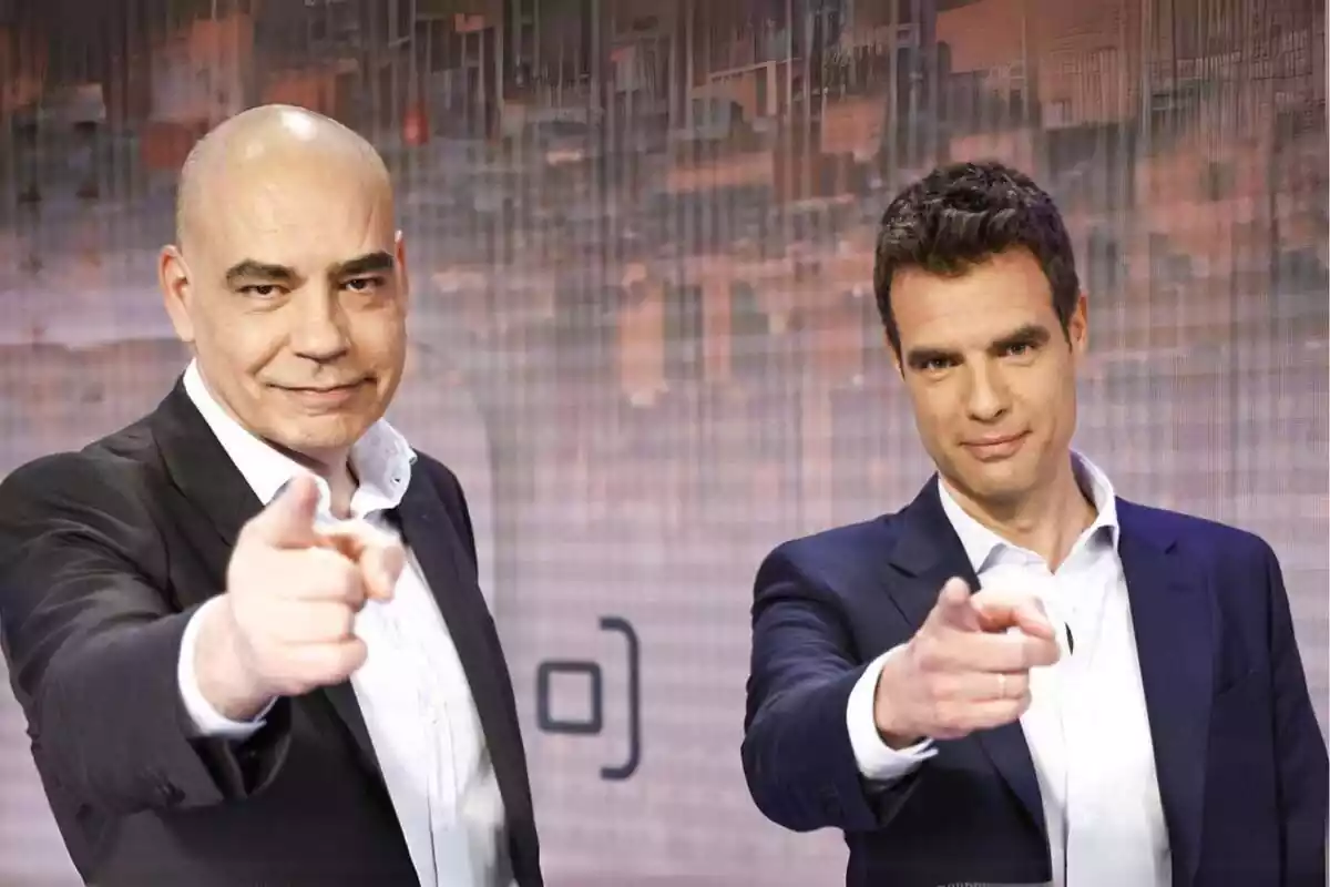 Fotografía de Nacho Abad y David Aleman señalando a cámara en Código 10 de Cuatro Fotografía de Nacho Abad y David Aleman señalando a cámara en Código 10 de Cuatro