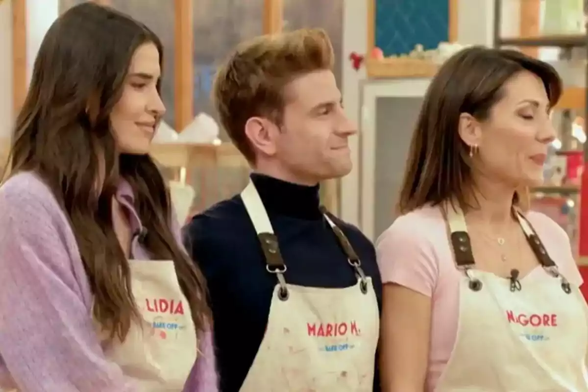 Nagore Robles, Mario Marzo y Lidia Torrent con delantales están de pie en una cocina, parecen estar participando en Bake Off: Famosos al Horno.