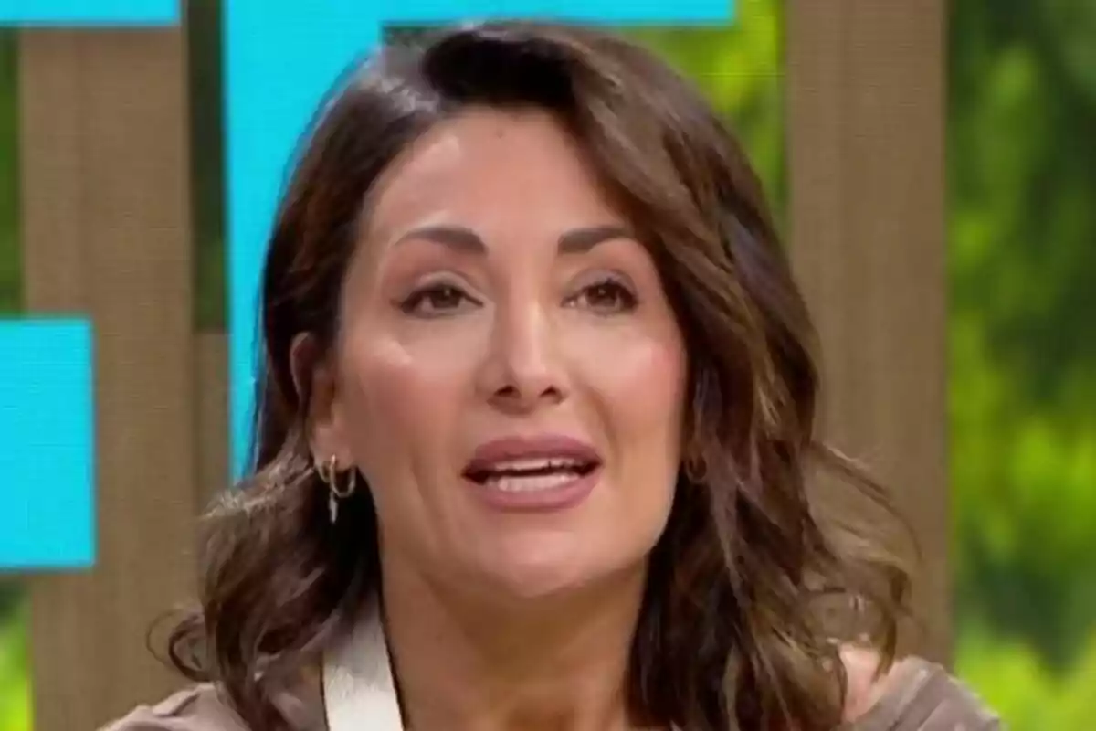 Nagore Robles parlant a Mañaneros amb fons acolorit.